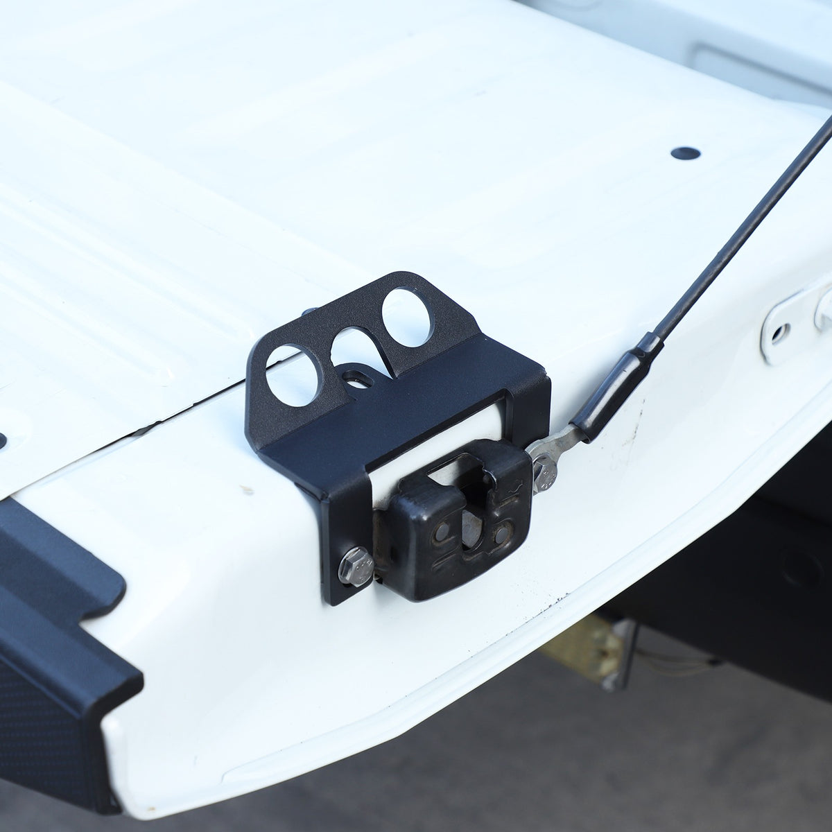 Black Carbon Steel Tailgate Anchor Trim For Nissan Frontier D41 2022+ 10