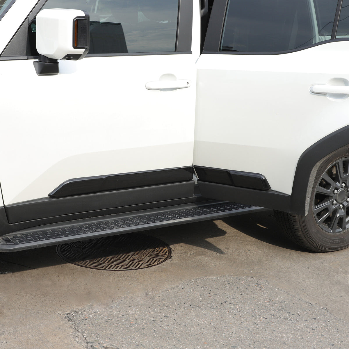 Glossy black Body Side Door Moulding Cover Trim For Toyota Land Cruiser LC250 24 3